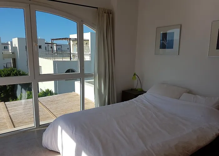 Aphrodite Beachfront Penthouse Ghaziveran